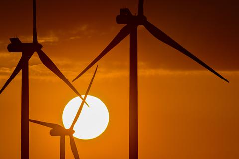 01.06.2023, Brandenburg, Jacobsdorf: Windenergieanlagen im Sonnenuntergang. Laut Angaben vom Bundesverband WindEnergie e.V. nimmt das Binnenland Brandenburg Platz 2 in der Rangliste der Bundesländer mit der größten installierten Leistung bei Windenergieanlagen ein. So wird etwa ein Drittel des Strombedarfs aus Wind gewonnen. Mit über 7.864 MW (MegaWatt) installierter Gesamtleistung nimmt Brandenburg heute nach Niedersachsen den zweiten Platz ein. Foto: Patrick Pleul/dpa +++ dpa-Bildfunk +++
