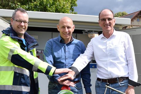 Bürgermeister Maik Trumpfheller (Mitte) informiert sich über die neue Technik in der Transformatorenstation in Eisemroth bei Marcus Hief (r.) und René Zedlitz von der EAM.