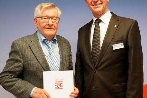 Er ist wieder da: Eckehard Förster (l.) - hier mit der von Regierungspräsident Dr. Christoph Ullrich übergebenen Ernennungsurkunde zum Staatsbeauftragen - führt nun zunächst für ein halbes Jahr die Siegbacher Gemeindeverwaltung. Foto: Regierungspräsidium Gießen 