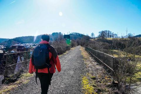 Eisenbahngeschichte erleben: Ein Großteil der ersten drei Kilometer führt auf dem ehemaligen Bahndamm von Eisemroth nach Übernthal.  Foto: Katrin Weber 
