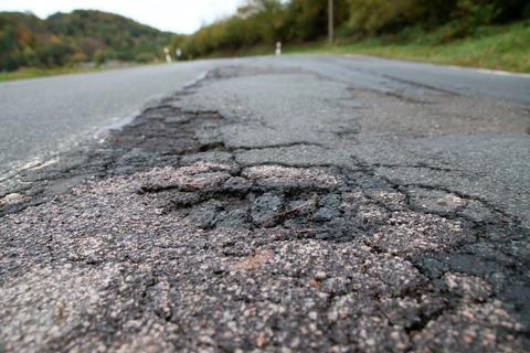 Deutliche Schäden: die Landesstraße 3050 zwischen Eisemroth und Hartenrod.  Foto: Frank Rademacher 