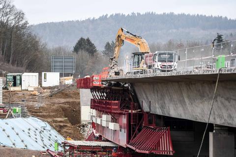 Aktuell bricht ein Bagger das Brückenfeld ab, das über der Kreisstraße 64 in Fahrtrichtung Gießen führt.