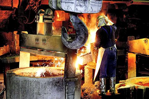 Abstich: 1100 Grad heißt ist das Eisen, wenn es bei der Firma Doering zum Guss kommt.(Foto: Graubner) AngelegtVon-weirich_so(red) BildAufloesung-171