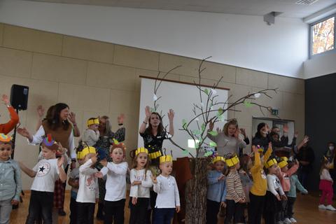 Die zukünftigen Kitakinder singen das Lied „Baum des Lebens“.	Foto: Michael Reitz