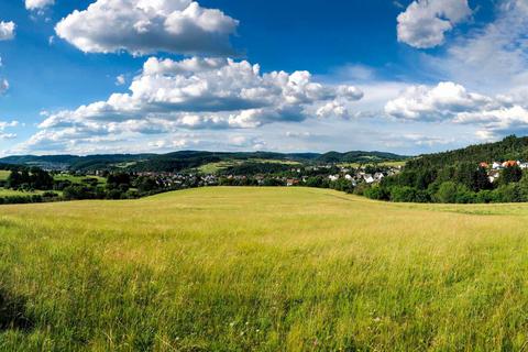Weit schweift der Blick ins Lahn-Dill-Bergland: Diese herrliche Aussicht bietet sich dem Wanderer bei Ballersbach. Foto: Katrin Weber 
