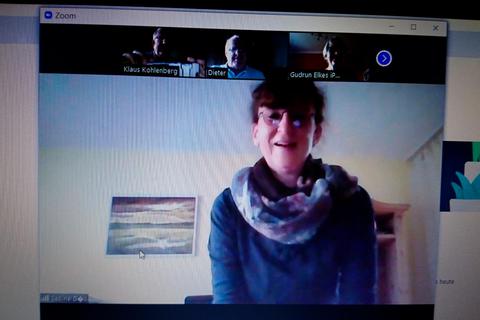 Stimmbildung via Bildschirm: Chorleiterin Sabine Döll und einige ihrer Schützlinge in der Chorproben-Videokonferenz der "Deutschen Einheit". Screenshot: Gesangverein Fleisbach 