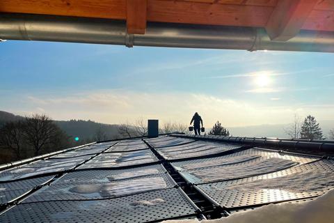 Die Sonne versorgt das Sinner Waldschwimmbad mit viel Energie: Der Förderverein nutzt diese mit Absorberanlage (Foto) und Photovoltaikmodulen.  Foto: Ann-Katrin Sauer 