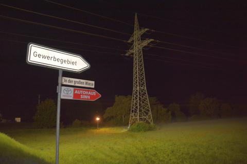 In Edingen ist ein Mann von einem Strommast gestürzt und gestorben. 