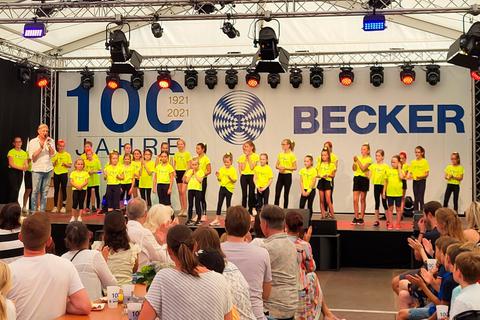 Gastauftritt beim Jubiläum von Becker-Antriebe: die Tanzgruppe "Just Dance" des TSV Fleisbach. Foto: Becker-Antriebe 