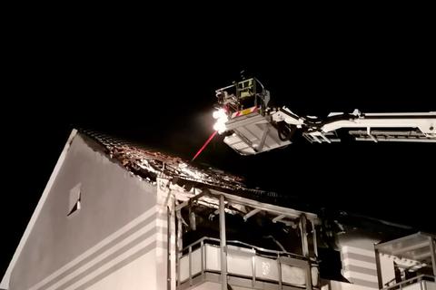 Bei dem Brand in Oberbiel haben sich mehrere Personen verletzt. Foto: Jörg Fritsch 