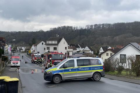 Wohnhausbrand in Solms-Oberndorf: Die Freiwillige Feuerwehr Solms sowie Polizei und Rettungswagen waren im Einsatz.