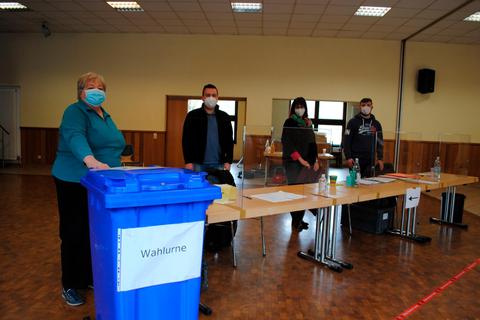Engagierte Wahlhelfer in der "Grünen Au" in Biskirchen (von links): Gaby Zieres, Lukas Wolf, Simone Hardt-Westhof und Nico Ambrosius. Foto: Verena Napiontek 