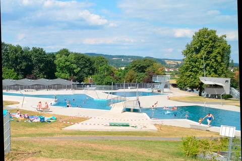 Das Schwimmbad "Solmser Land"ist sehr beliebt. Die Stadt investiert viel Geld in Erhaltung und Ausbau.  Archivfoto: Manuela Jung 