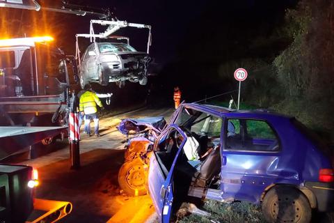 Zwischen Leun und Solms hat es einen Unfall gegeben. Eines der beteiligten Fahrzeuge wurde abgeschleppt. Foto: asd 