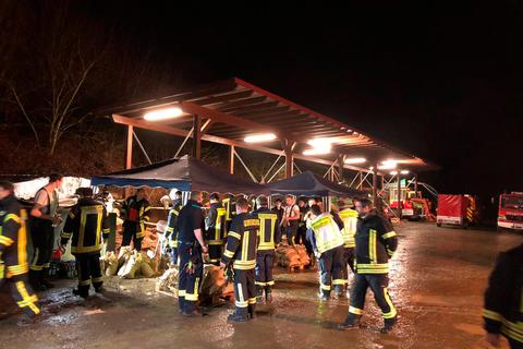 Mit vereinten Kräften kämpfte die Wehr gegen das Hochwasser in Solms an. Foto: Feuerwehr Solms 