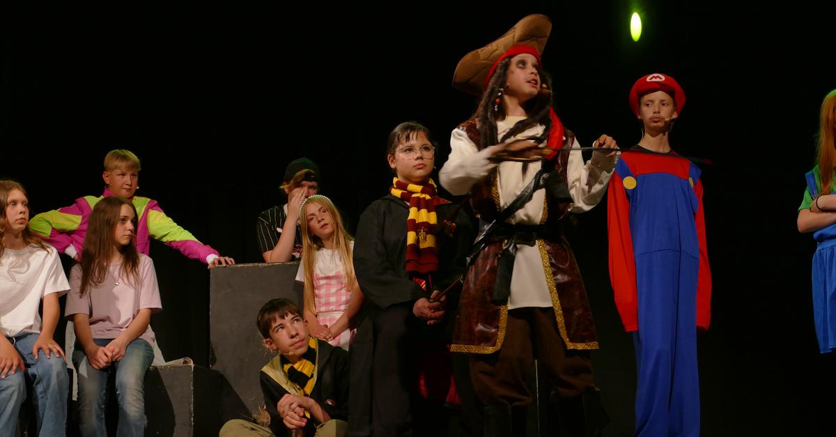 Theater-AG-der-IGS-Solms-begeistert-mit-Tim-im-Schrank-