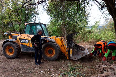Bürgermeister Frank Inderthal (l.) macht sich ein Bild von den Aufräumarbeiten in der ehemaligen Kleingartenanlage in Burgsolms.            Foto: Verena Napiontek 