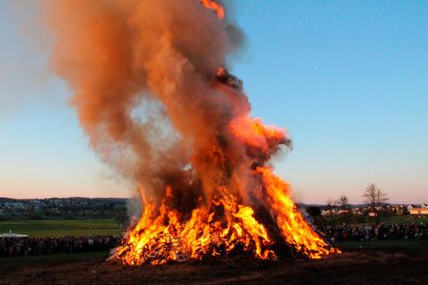 Eines der größten Osterfeuer in Mittelhessen gibt es in Albshausen.  Foto: Siegbert Bender 