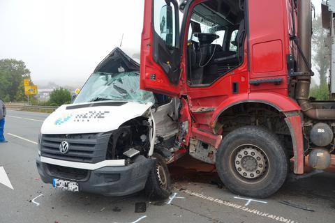 Folgenschwerer Zusammenstoß: Der Fahrer des Kleintransporters wurde lebensgefährlich verletzt.  Foto: Lothar Rühl 