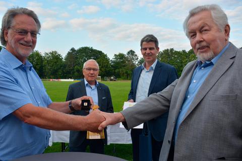 Stadtverordnetenvorsteher Dieter Hagner (links) überreicht Wilfried Paeschke (rechts) den ersten Ehrenring der Stadt Solms. Auch der Erste Stadtrat Jörg Leidecker (2.v.l.) und Bürgermeister Frank Inderthal überbringen ihre Glückwünsche.  Foto: Lothar Rühl 