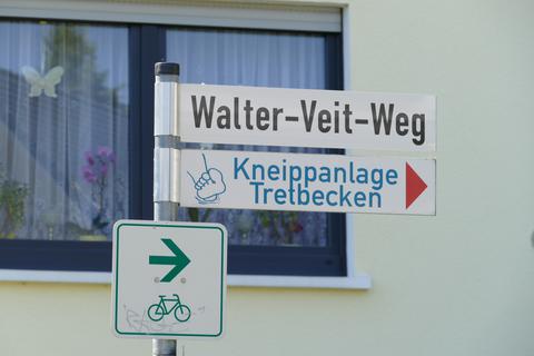 Der Weg zum Tretbecken ist nun nach Walter Veit benannt.
