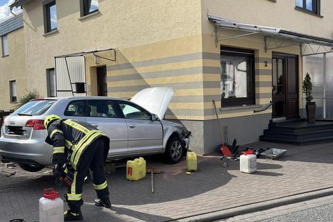 Die Unfallverursacherin landete mit ihrem Wagen in Brandoberndorf an einer Hauswand.