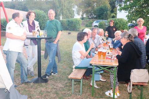Die Weiperfeldener Feuerwehr und ihre Gäste feiern in lockerer Atmosphäre das erste Sommerfest.  Foto: Hans-Werner Homberg 