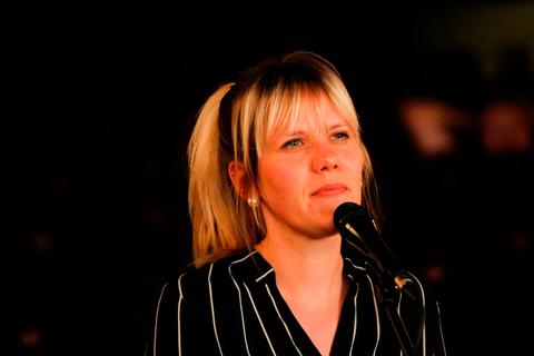 Die aus Kröffelbach stammende Sängerin Katharina Stahl setzt ein neues musikalisches Ausrufezeichen.  Foto: Samuel Bernhardt 