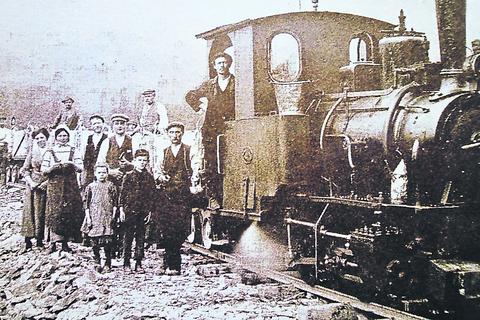 Männer, Frauen, Kinder - alle fassten mit an, damit vor 110 Jahren die Solmsbachtalbahn eröffnet werden konnte. Eine dampfbetriebene Baulok zog die Loren mit dem Baumaterial oder mit Abraum. 