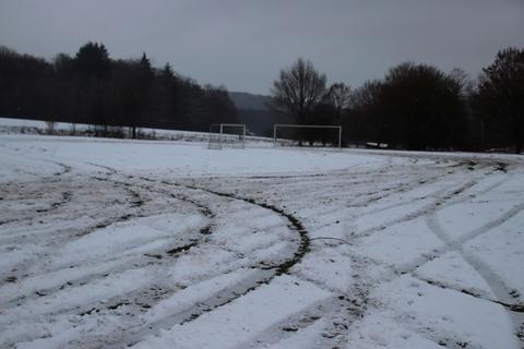 Nicht nur Spuren im Schnee hinterlässt der Unbekannte auf dem Sportplatz des SV Griedelbach. Durch die Aktion wird der Rasen schwer beschädigt. Foto: Hans-Werner Homberg 