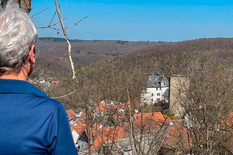 Oberhalb des Ortes Cleeberg gibt es einen schönen ersten Blick auf die Burg, zu der Jenny Berns und Konstanze Rottewald diesmal wandern. Foto: Jenny Berns 