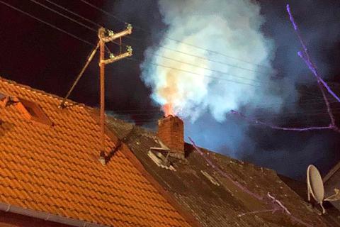 Bei Eintreffen der Feuerwehr brannte der Kamin circa einen Meter aus der Öffnung heraus. Foto: Feuerwehr Brandoberndorf 