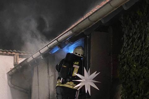In einem als Lagerraum genutzten Anbau in der Kreisstraße im Wetzlarer Stadtteil Garbenheim hat es am frühen Sonntagmorgen im Außenbereich gebrannt. Foto: Feuerwehr Wetzlar