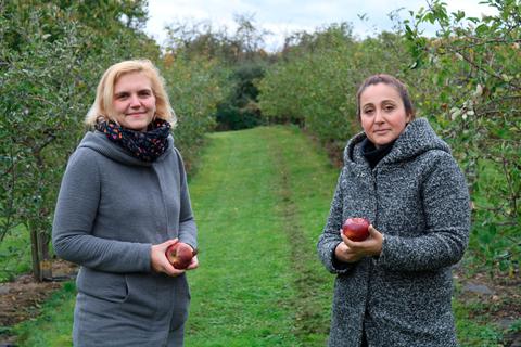 Mit Äpfeln aus dem Lehrgarten: Die beiden Vorsitzenden des Hermannsteiner Obst- und Gartenbauvereins Katharina Jöckel (l.) und Nadja Vasallo.  Foto: Anna-Lena Fischer  