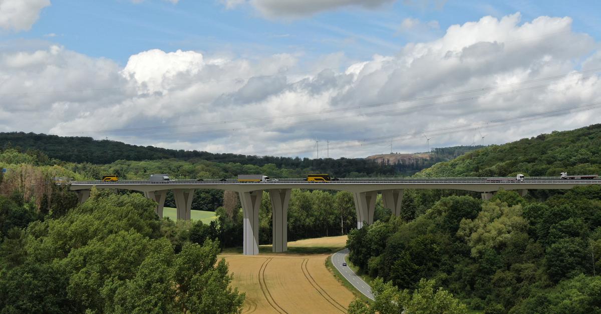 Sprengung-der-Talbr-cke-Blasbach-r-ckt-n-her