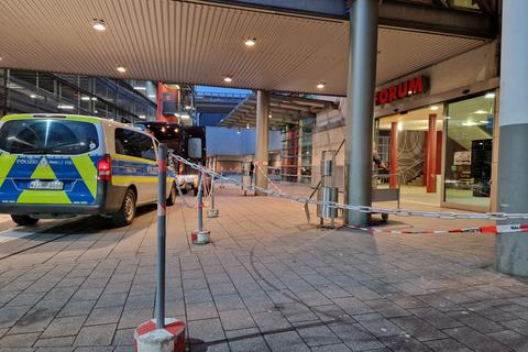 In der Nacht zu Freitag, 6. Januar 2023, haben bisher unbekannte Täter zwei Geldautomaten im Wetzlarer Einkaufszentrum "Forum" gesprengt.