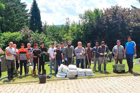 Vereine und religiöse Gemeinden haben auf dem Friedhof eine Aktion zur Grabpflege gestartet. Foto: Ausländerbeirat Wetzlar 