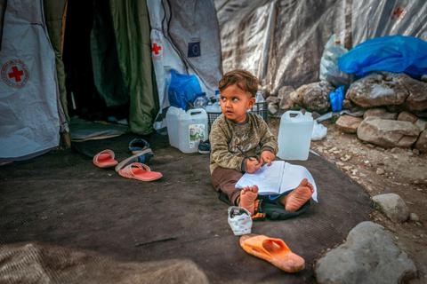 Ein kleines Kind im Flüchtlingscamp Moria auf der griechischen Insel Lesbos. Gut 20 000 Menschen leben derzeit dort, obwohl die Einrichtung eigentlich nur für 3000 Flüchtlinge ausgelegt war.  Foto: GAiN 
