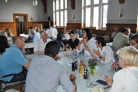 Die heimischen Landtagsabgeordneten diskutieren mit 70 Gästen aus den Bereichen Schule, Eltern, Schülern, Soziales und Kommunalpolitik.