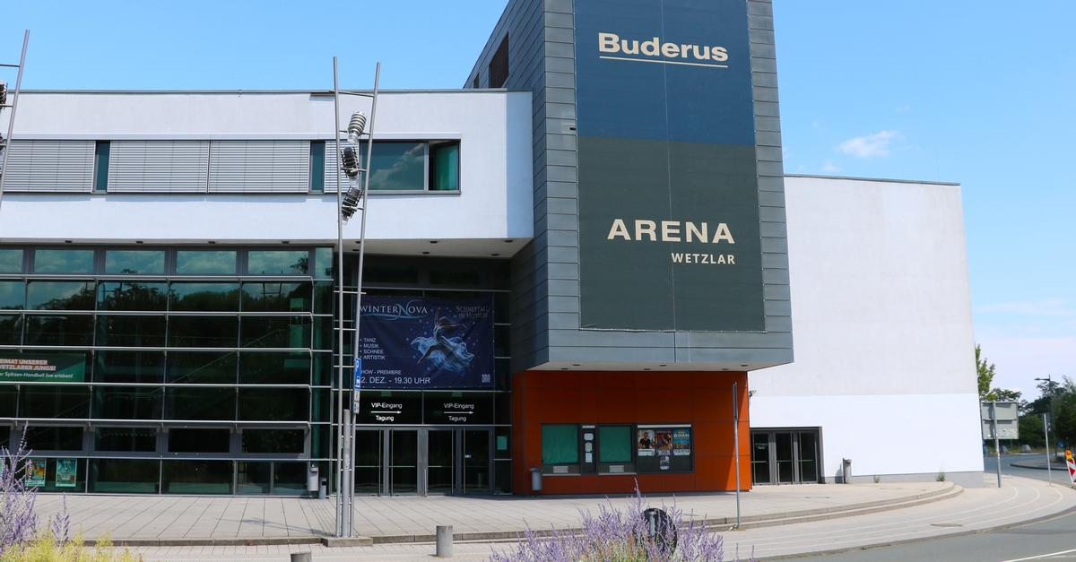 Leser-schauen-hinter-die-Kulissen-der-Buderus-Arena