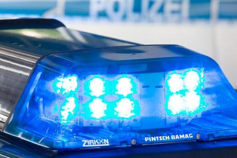 Die Polizei sucht einen Mann, der sich in Butzbach als Paketzusteller ausgegeben und eine Wohnung ausgeraubt hat. Symbolfoto: VRM 