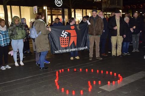 Die Teilnehmer der Mahnwache in der Bahnhofstraße stehen für ein friedliches Zusammenleben. Foto: Lothar Rühl