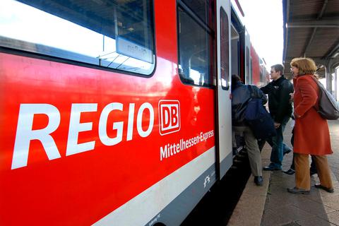 Der Fahrgastverband "Pro Bahn" kritisiert die aus seiner Sicht verfrühte Neuausschreibung des Mittelhessenexpresses und der Lahntalbahn. Foto: Scholz 