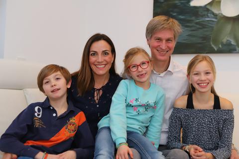 Es strahlt das Prinzenpaar der WKG in der Kampagne 2022/2023: Daniela I. und Dirk I., die mit bürgerlichem Namen Hitzbleck heißen, zusammen mit ihren Kindern Amelie (11), Theodor (9) und Elisa (6). 