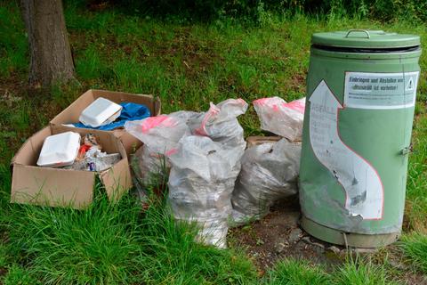 Illegale Müllablagerungen, hier am Beispiel Münchholzhausen, kosten die Allgemeinheit Zehntausende im Jahr. Manch illegale Entsorgung ist dann doch eher zum Schmunzeln als wirklich kostenintensiv. Foto: Lothar Rühl 