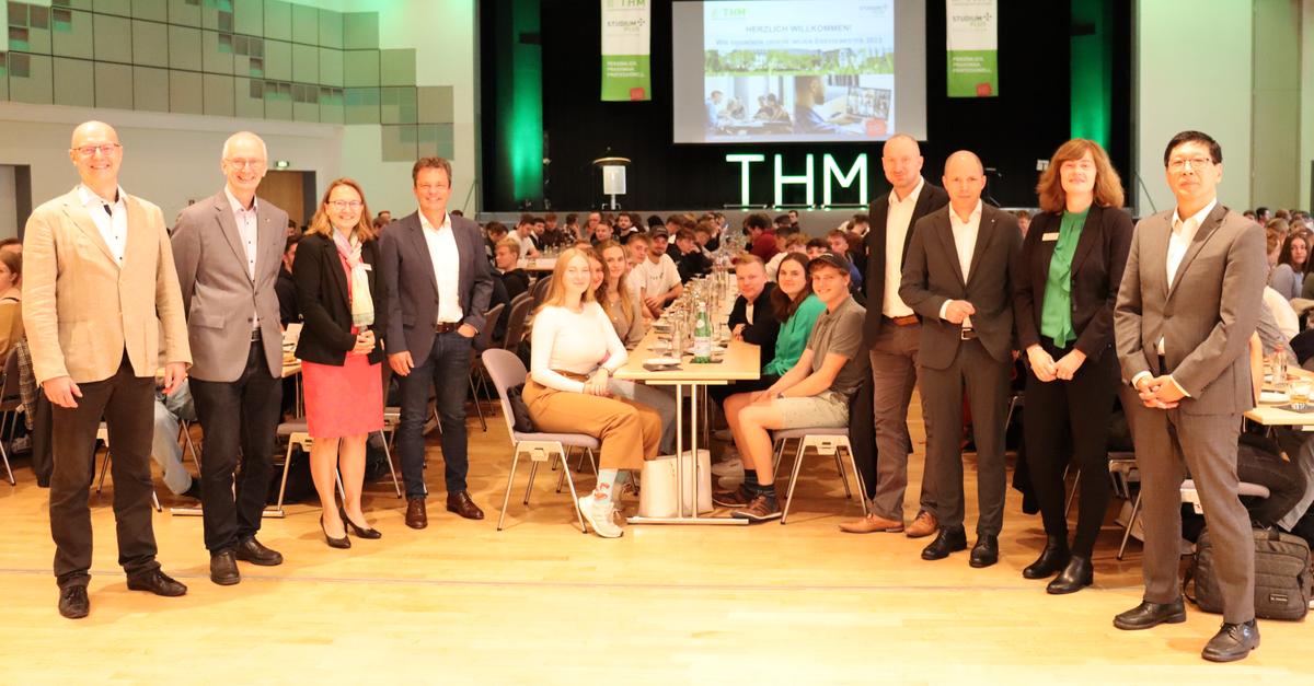 482 Erstsemester starten duales Bachelorstudium an der THM
