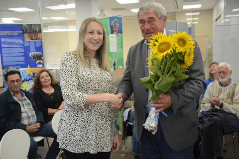 Ein Strauß Sonnenblumen zur Begrüßung: Wetzlars Partnerschaftsdezernent Karlheinz Kräuter heißt die irische Generalkonsulin Anne-Marie Flynn willkommen.