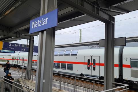Wetzlar ist einer der 45 Orte in Hessen, in denen die Deutsche Bahn noch bis zum Jahresende ihre Bahnhöfe verschönert. Investitionen sind in Fassaden, Wände oder auch Bänke geplant (Archivfoto).