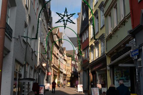 Corona macht's möglich: Die Weihnachtsbeleuchtung in der Altstadt hängt noch - wie lange, ist ungewiss.  Foto: Lothar Rühl  