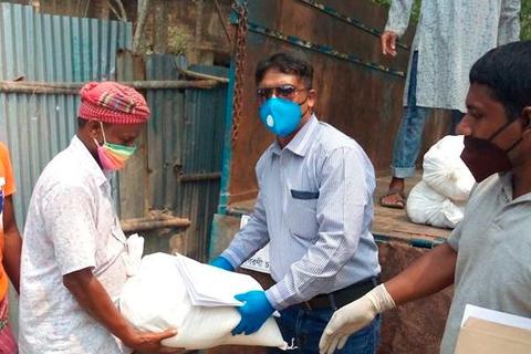 Die Verteilung von Nahrung erfolgt unter der Verwendung von Schutzmasken.  Foto: Netz Bangladesch 